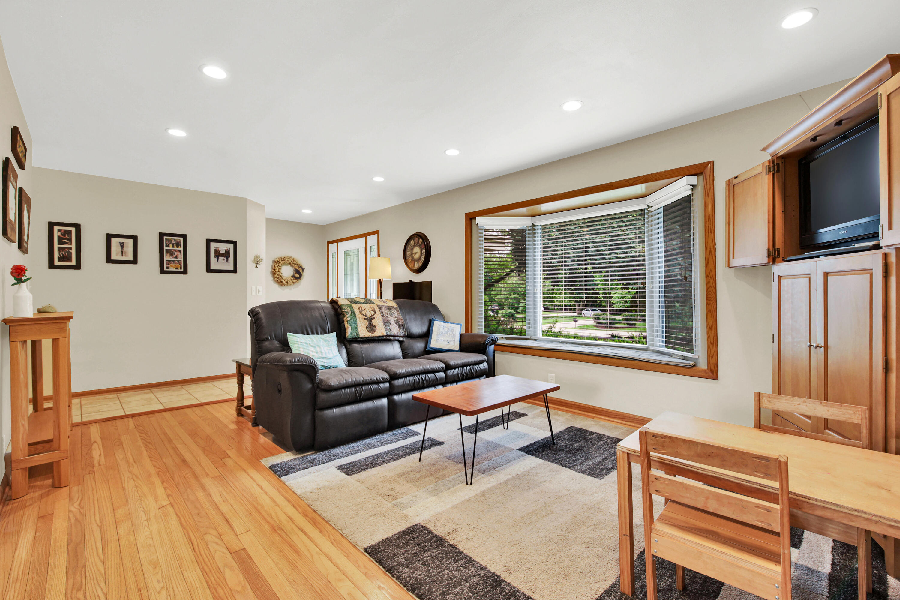 2614 West Chestnut Road Mequon, WI 53092 - Photo 5 of 25 Living Room