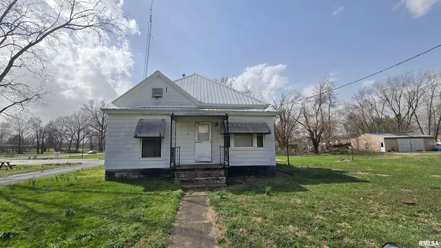$140,000 | 205 South Shaw Street, Harrisburg, IL 62946