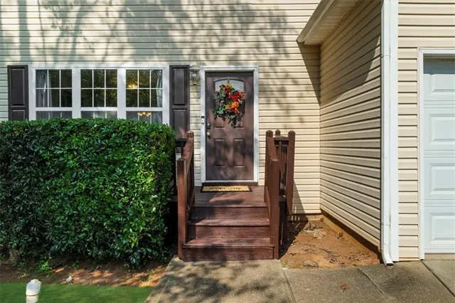 a view of a entrance door of the house