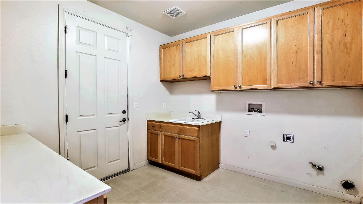 1447 Atlantic Avenue Ripon, CA 95366 - Photo 14 of 25 a view of cabinets and window
