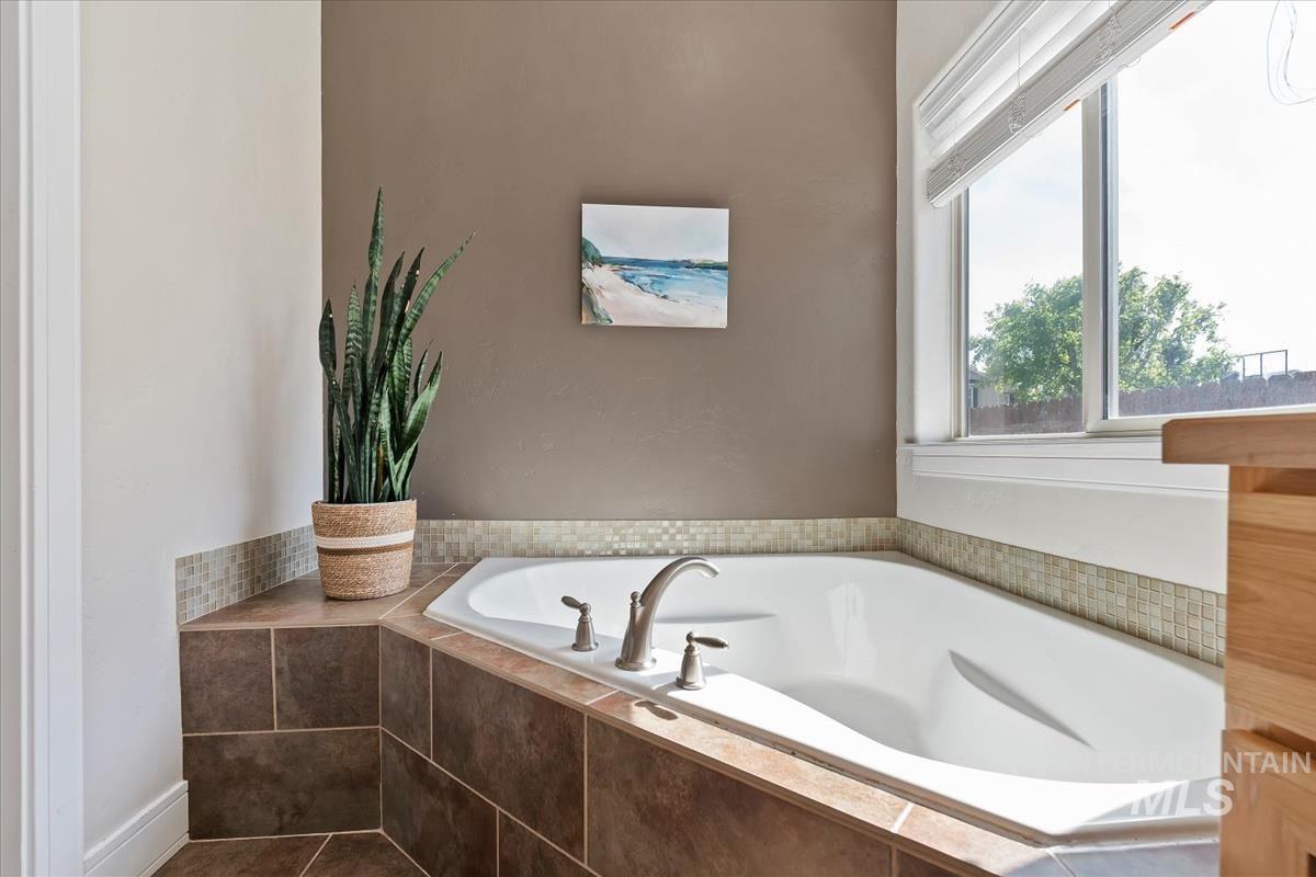 640 Southwest Miner Street Mountain Home, ID 83647 - Photo 12 of 35 Corner soaking tub with bronze-finish fixtures