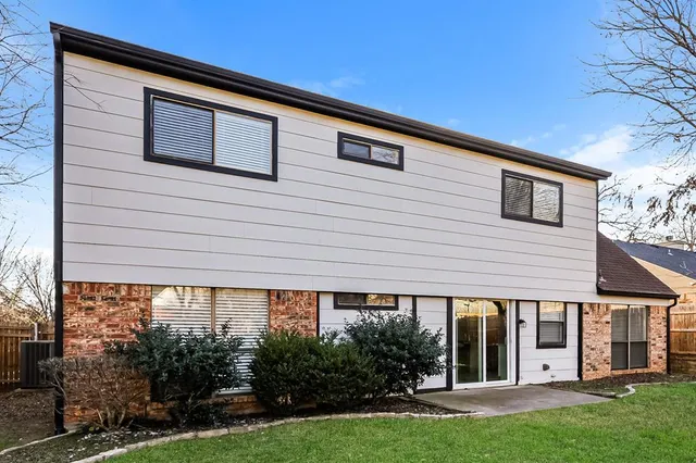 a view of a house with backyard and porch
