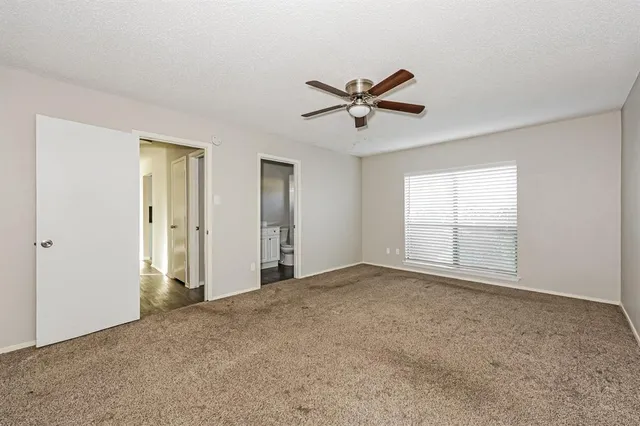 a view of empty room with window