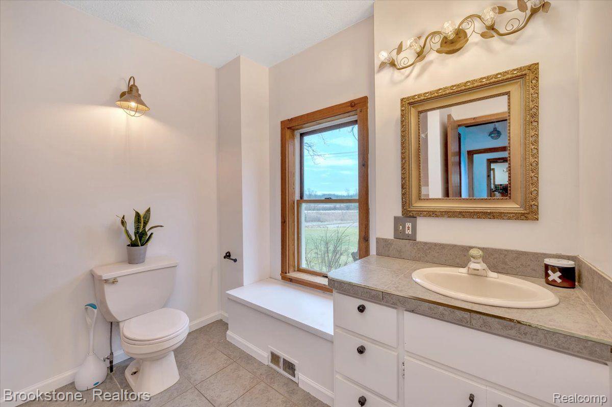3151 Lake George Road Oxford, MI 48370 - Photo 19 of 32 Large entry level full bathroom.