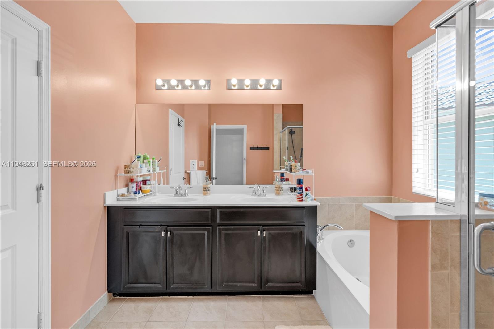 151 Southeast 22nd Avenue Homestead, FL 33033 - Photo 26 of 43 PRIMARY BATHROOM WITH DOUBLE VANITY AND TUB!