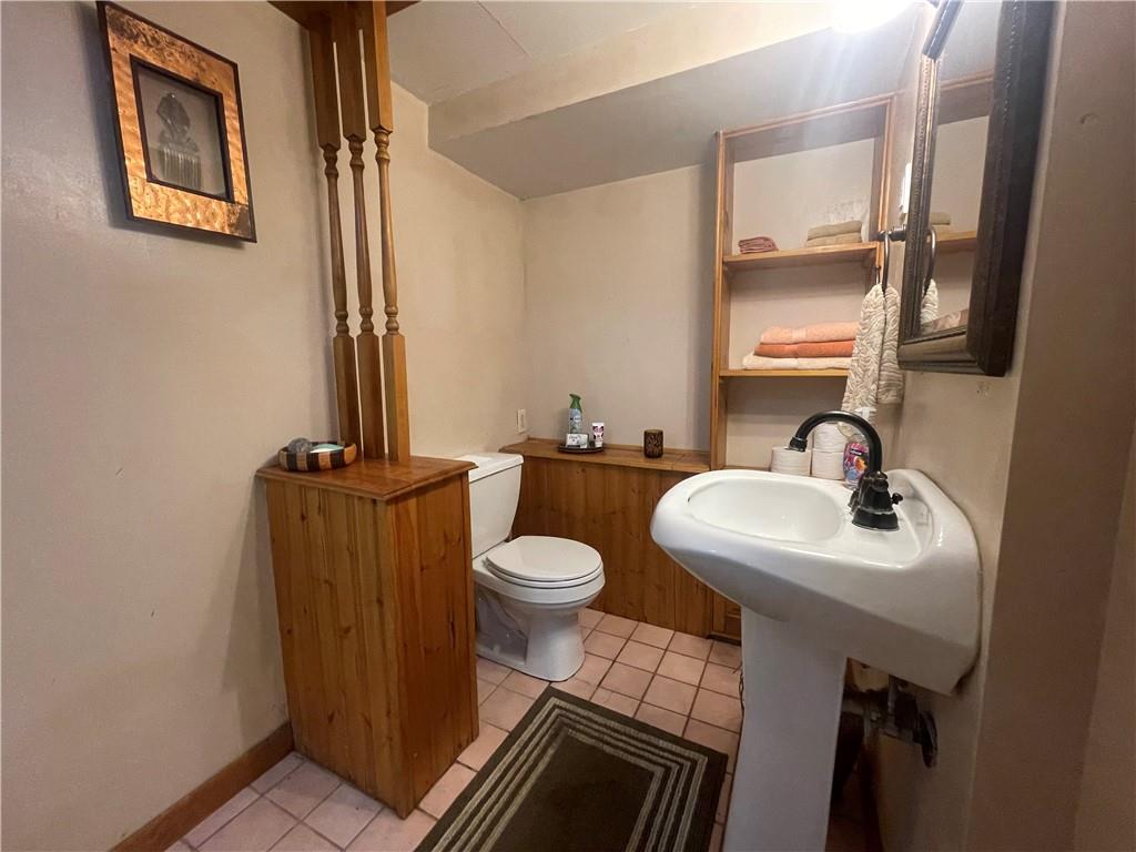 1018 Grandview Avenue Pittsburgh, PA 15237 - Photo 21 of 29 a bathroom with a toilet a sink and mirror