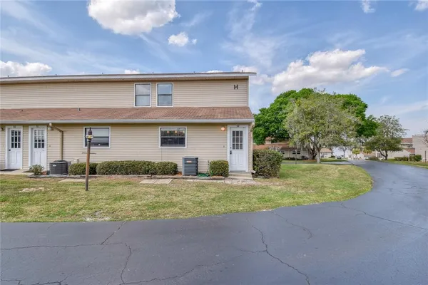 $1,650 | 11001 Southeast Sunset Harbor Road, Unit H52, Summerfield, FL 34491