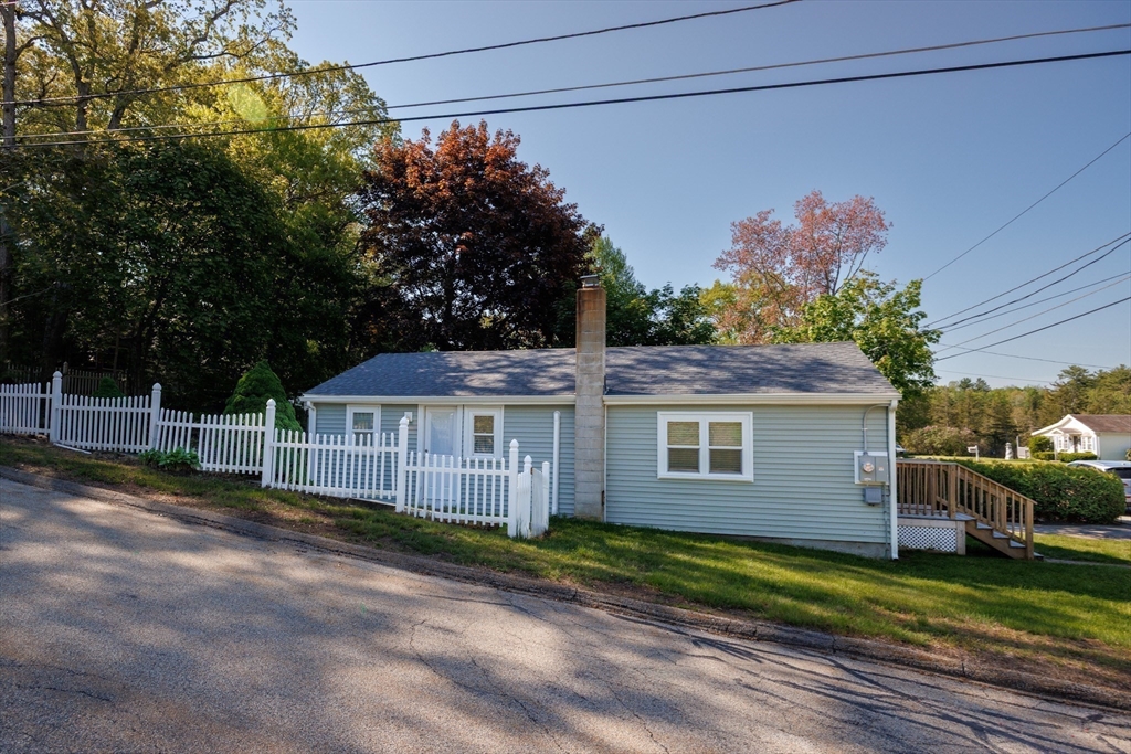 8 Freeman Avenue Webster, MA 01570 - Photo 4 of 24