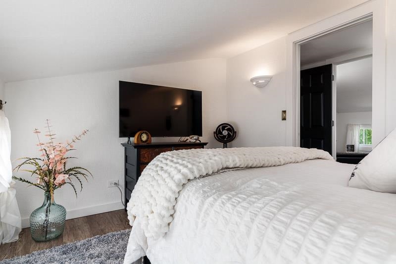 620 Harlem Road Machesney Park, IL 61115 - Photo 25 of 42 a bedroom with a bed and a potted plant