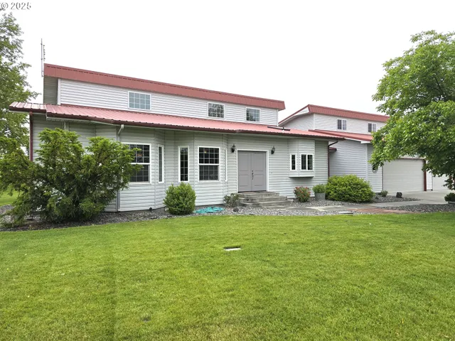a view of a house with a backyard