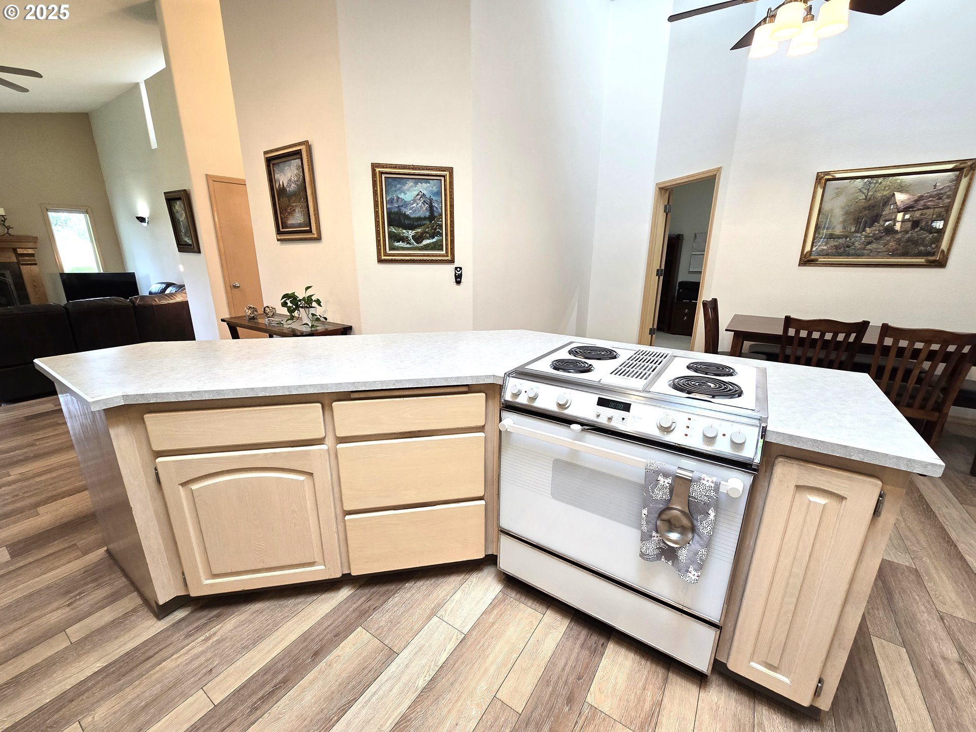 80393 Zimmer Lane Hermiston, OR 97838 - Photo 11 of 46 a utility room with washer and dryer