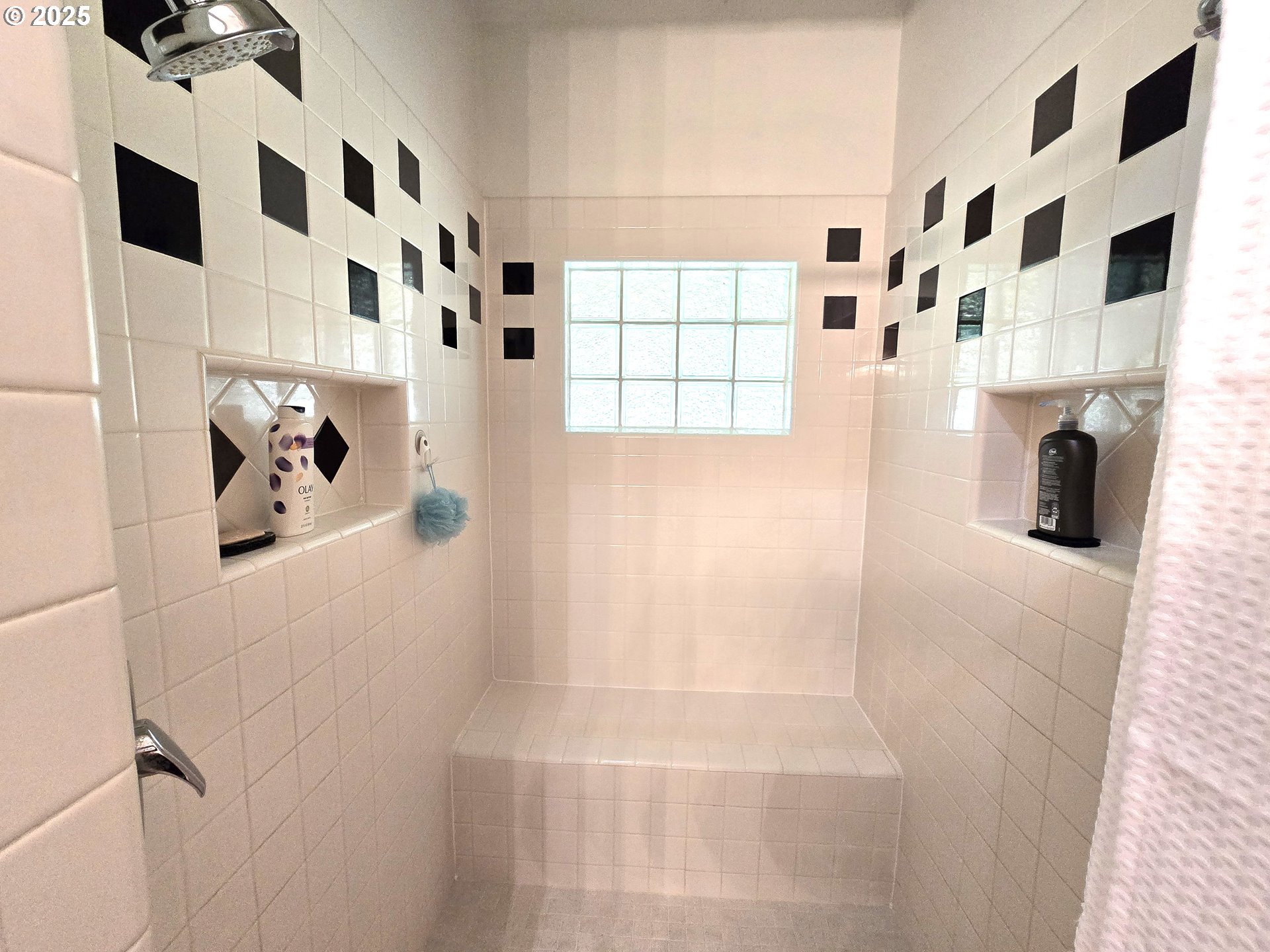 80393 Zimmer Lane Hermiston, OR 97838 - Photo 18 of 46 a view of a bathroom with a shower