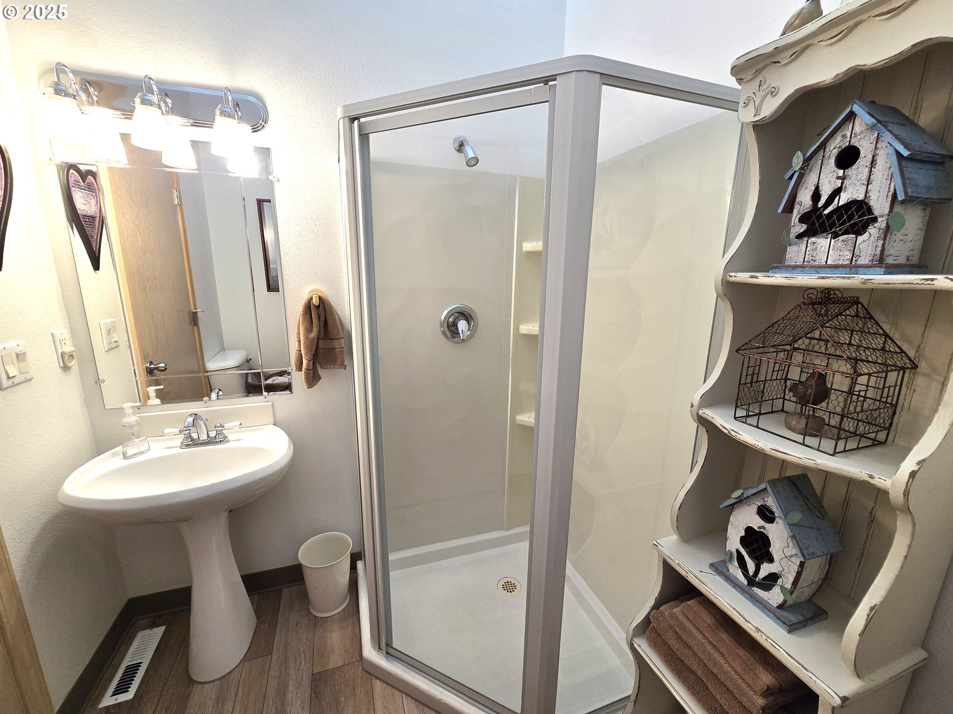80393 Zimmer Lane Hermiston, OR 97838 - Photo 19 of 46 a bathroom with a sink a toilet and shower