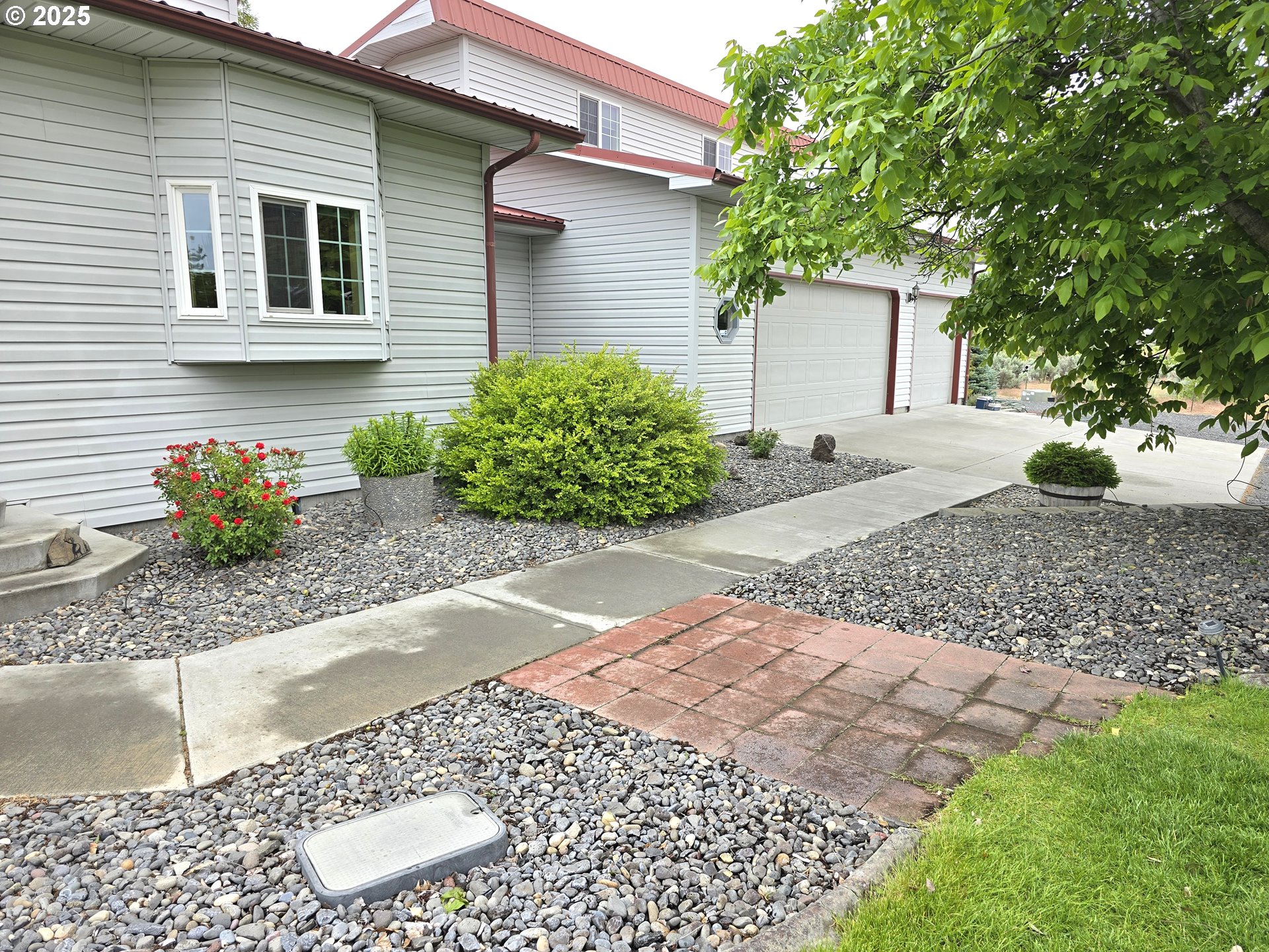 80393 Zimmer Lane Hermiston, OR 97838 - Photo 2 of 46 a front view of a house with a yard and potted plants