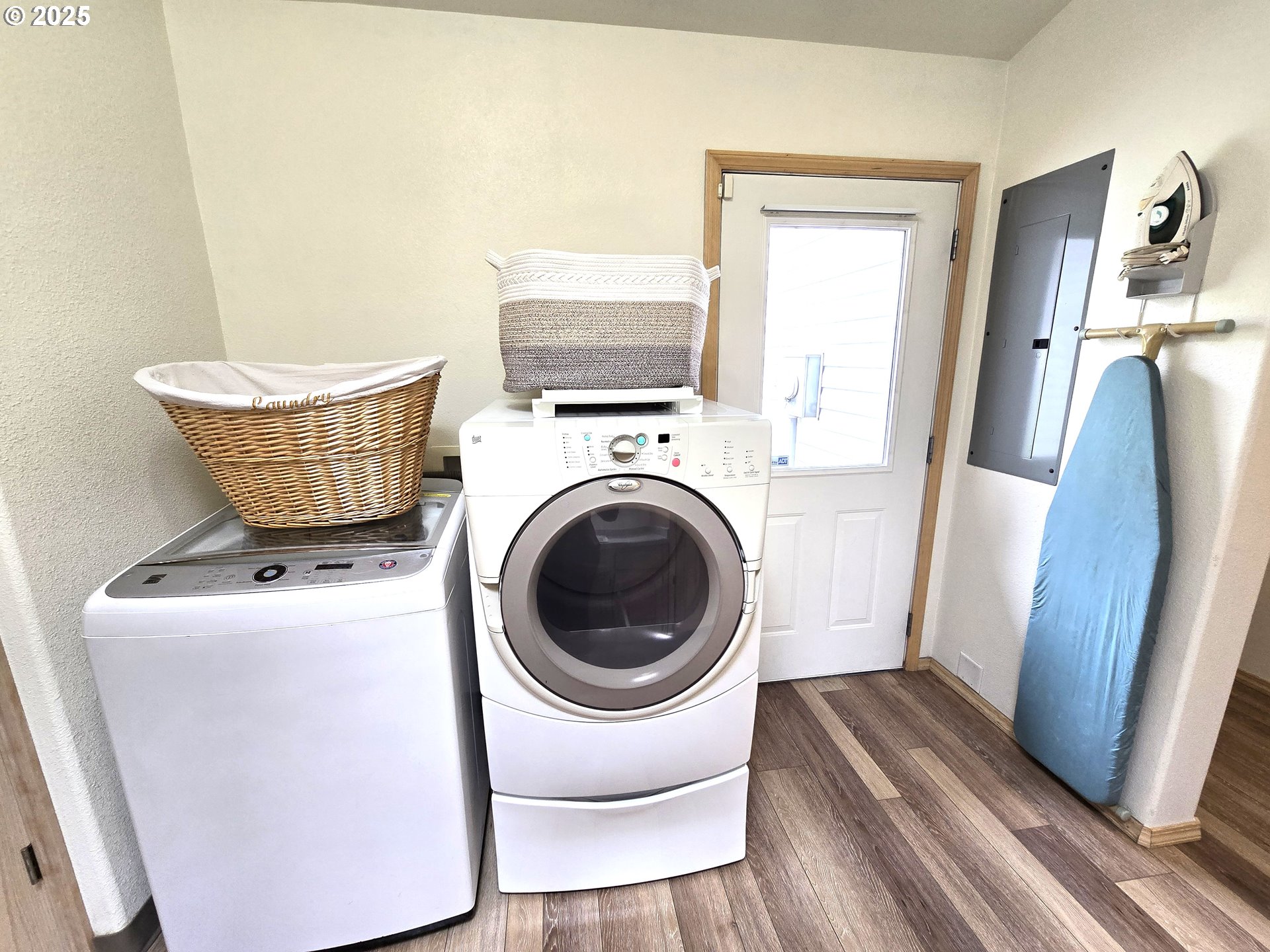 80393 Zimmer Lane Hermiston, OR 97838 - Photo 21 of 46 a living room with furniture and a wooden floor