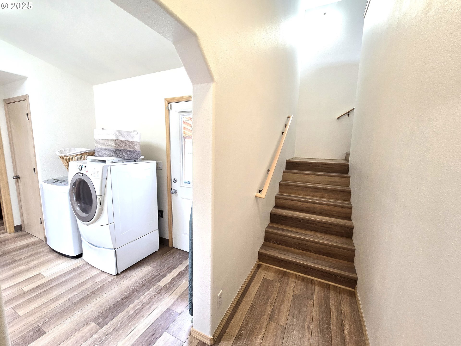 80393 Zimmer Lane Hermiston, OR 97838 - Photo 23 of 46 a view of a hallway with washer and dryer