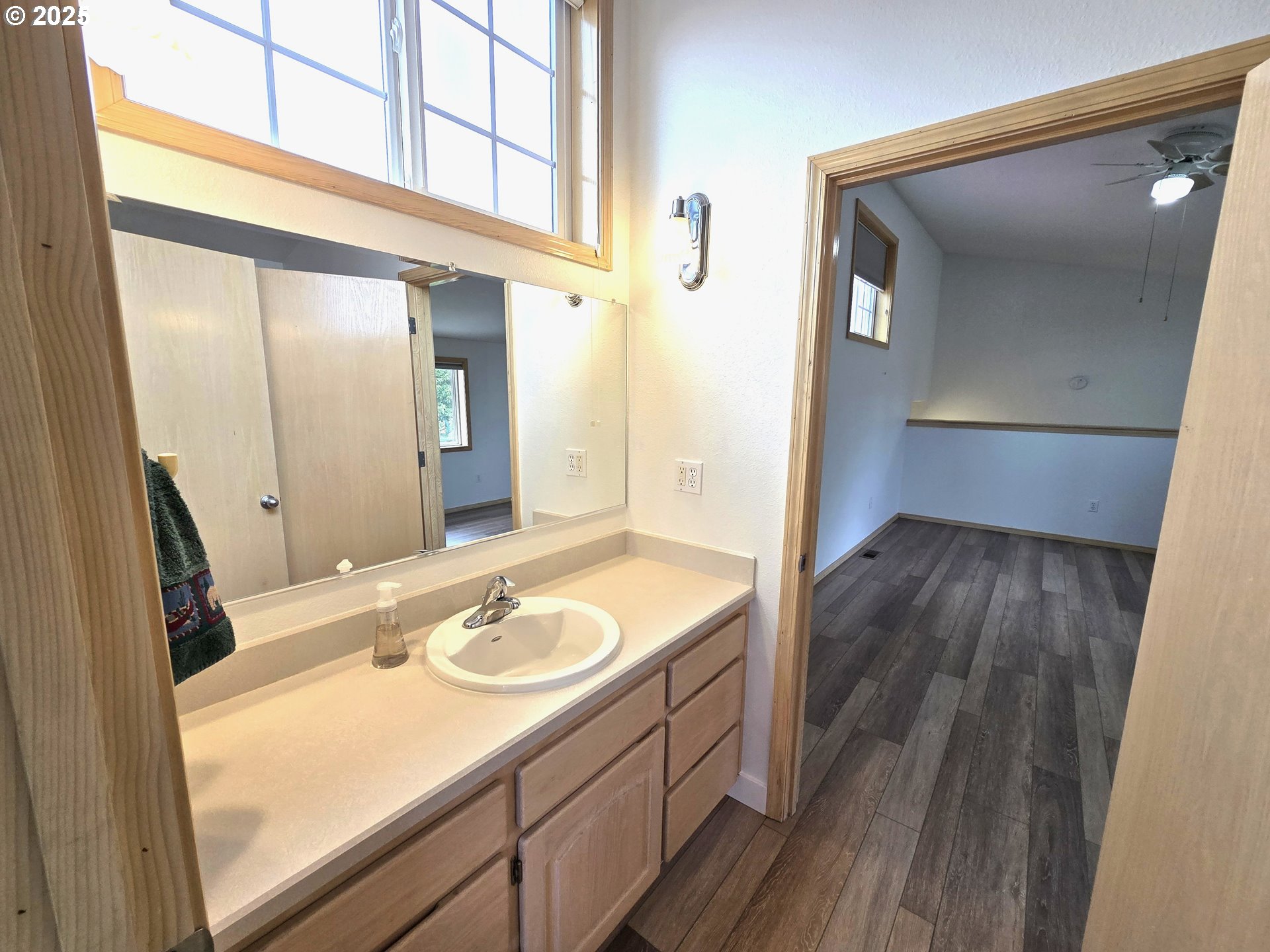 80393 Zimmer Lane Hermiston, OR 97838 - Photo 28 of 46 a bathroom with a sink a mirror and a shower