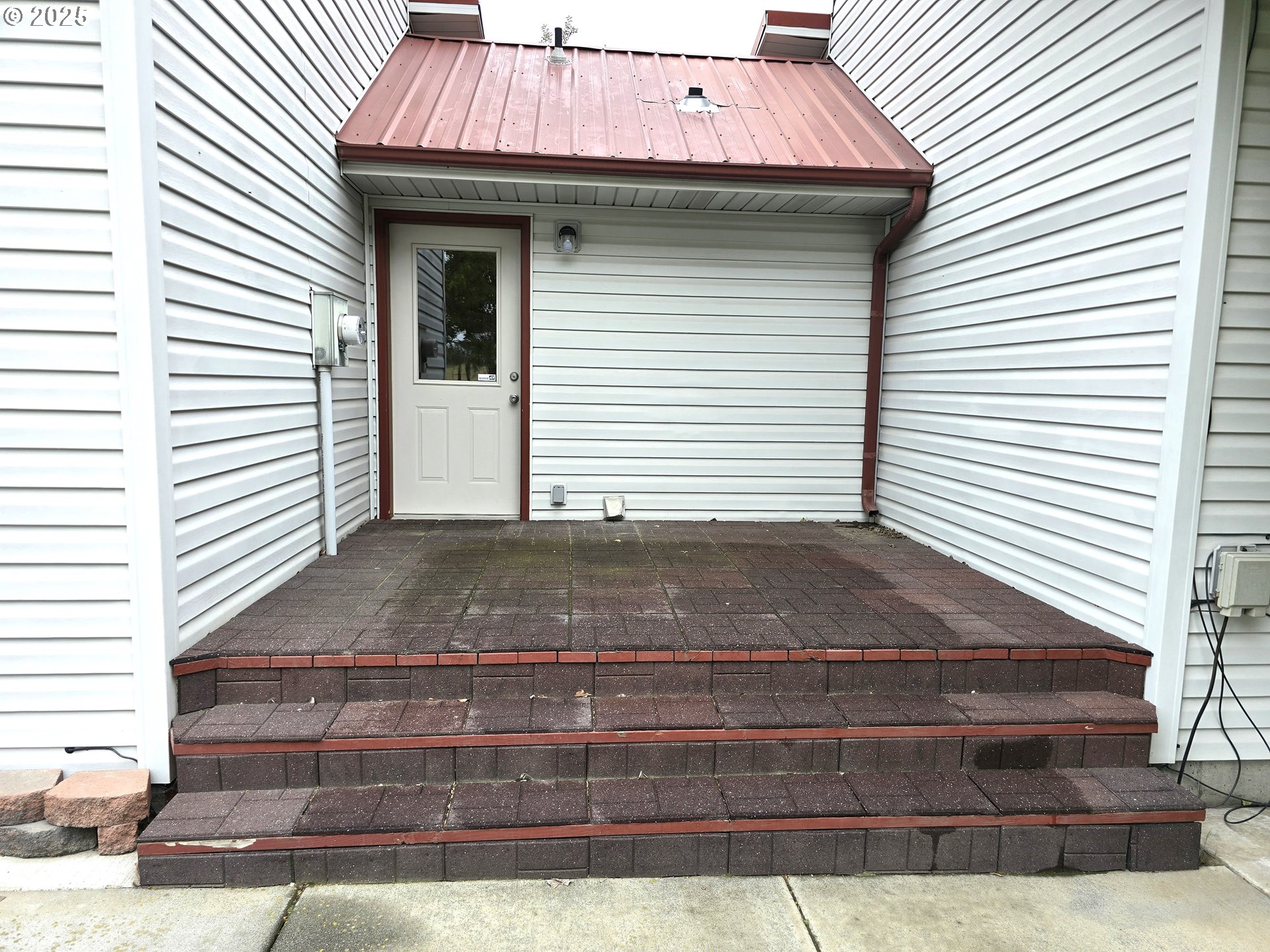 80393 Zimmer Lane Hermiston, OR 97838 - Photo 36 of 46 a view of a house with a garage