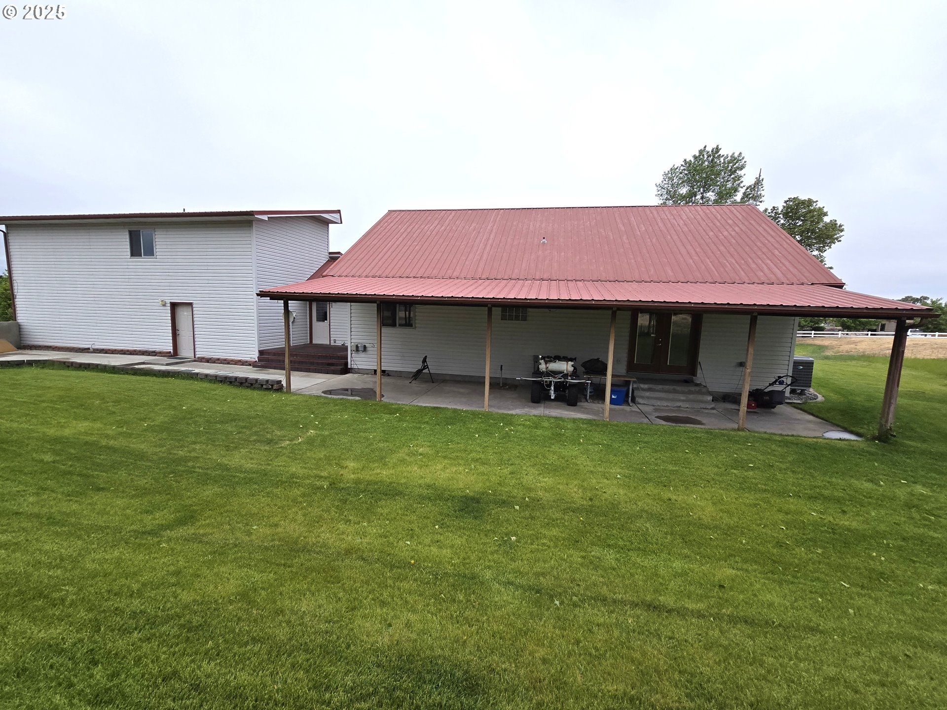 80393 Zimmer Lane Hermiston, OR 97838 - Photo 37 of 46 a backyard of a house with table and chairs