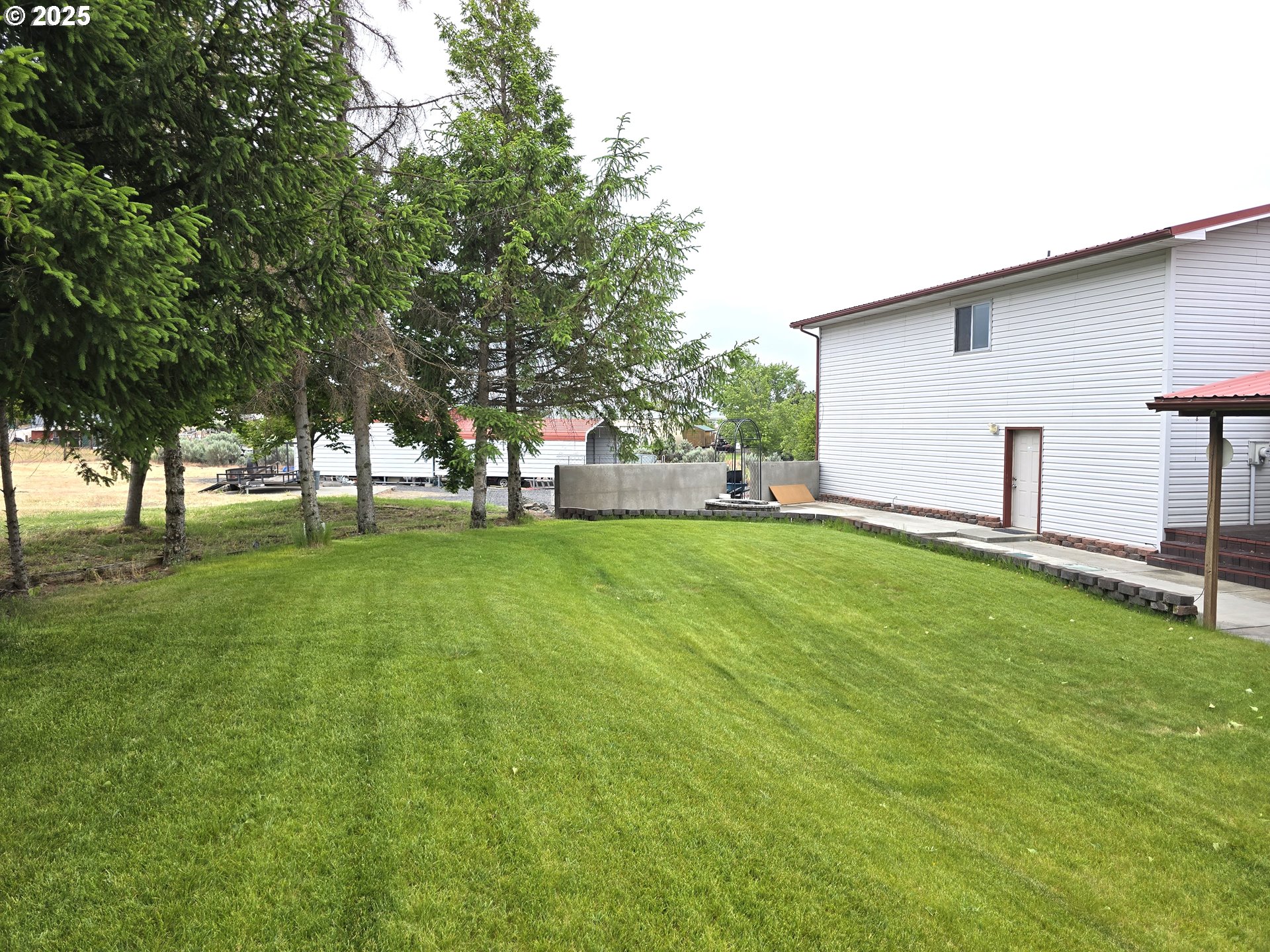 80393 Zimmer Lane Hermiston, OR 97838 - Photo 38 of 46 a house view with garden space