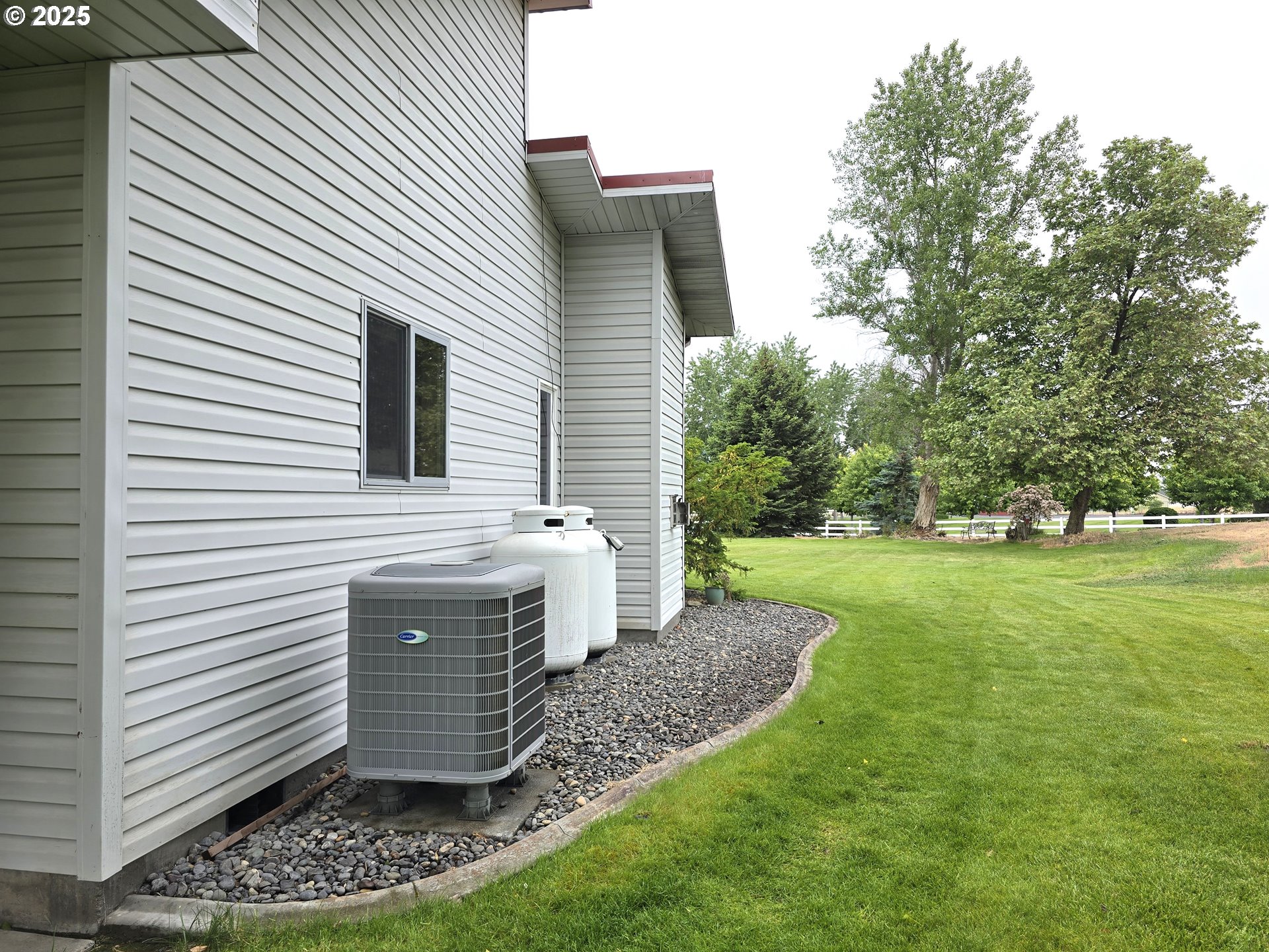 80393 Zimmer Lane Hermiston, OR 97838 - Photo 39 of 46 a view of a backyard with plants and trees