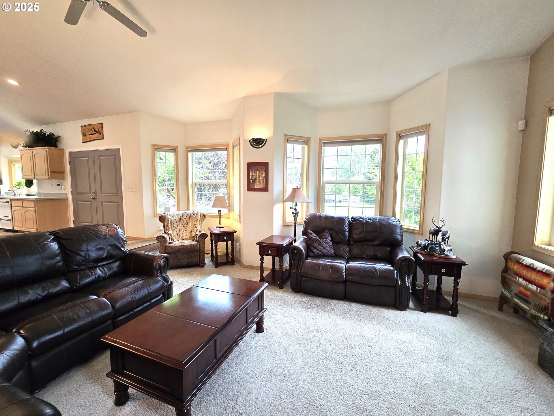 80393 Zimmer Lane Hermiston, OR 97838 - Photo 5 of 46 a living room with furniture and a window
