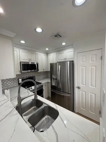 $1,750 | 3030 Edenborn Avenue, Unit 225, Metairie, LA 70002