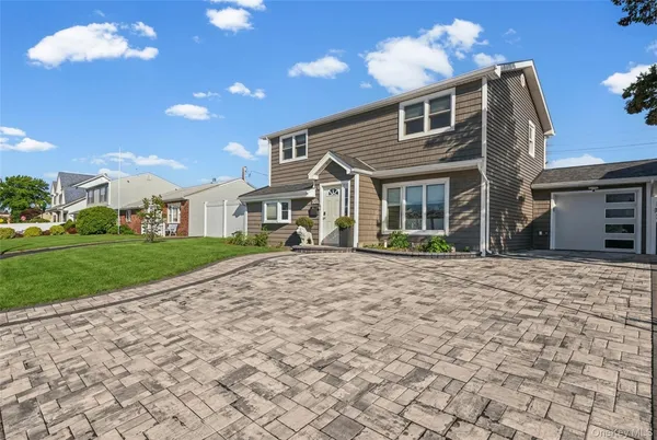 $899,999 | 4185 Harriet Road, Bethpage, NY 11714