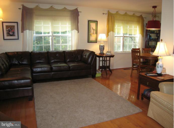 2288 Gunsmith Square Reston, VA 20191 - Photo 6 of 19 Living Room