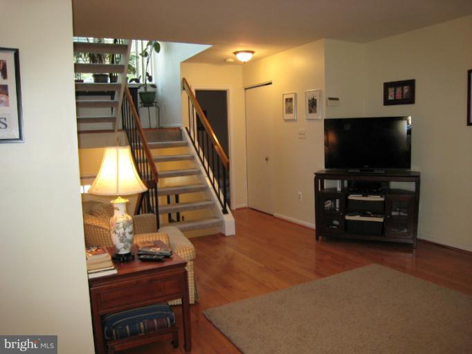 2288 Gunsmith Square Reston, VA 20191 - Photo 7 of 19 Living Room