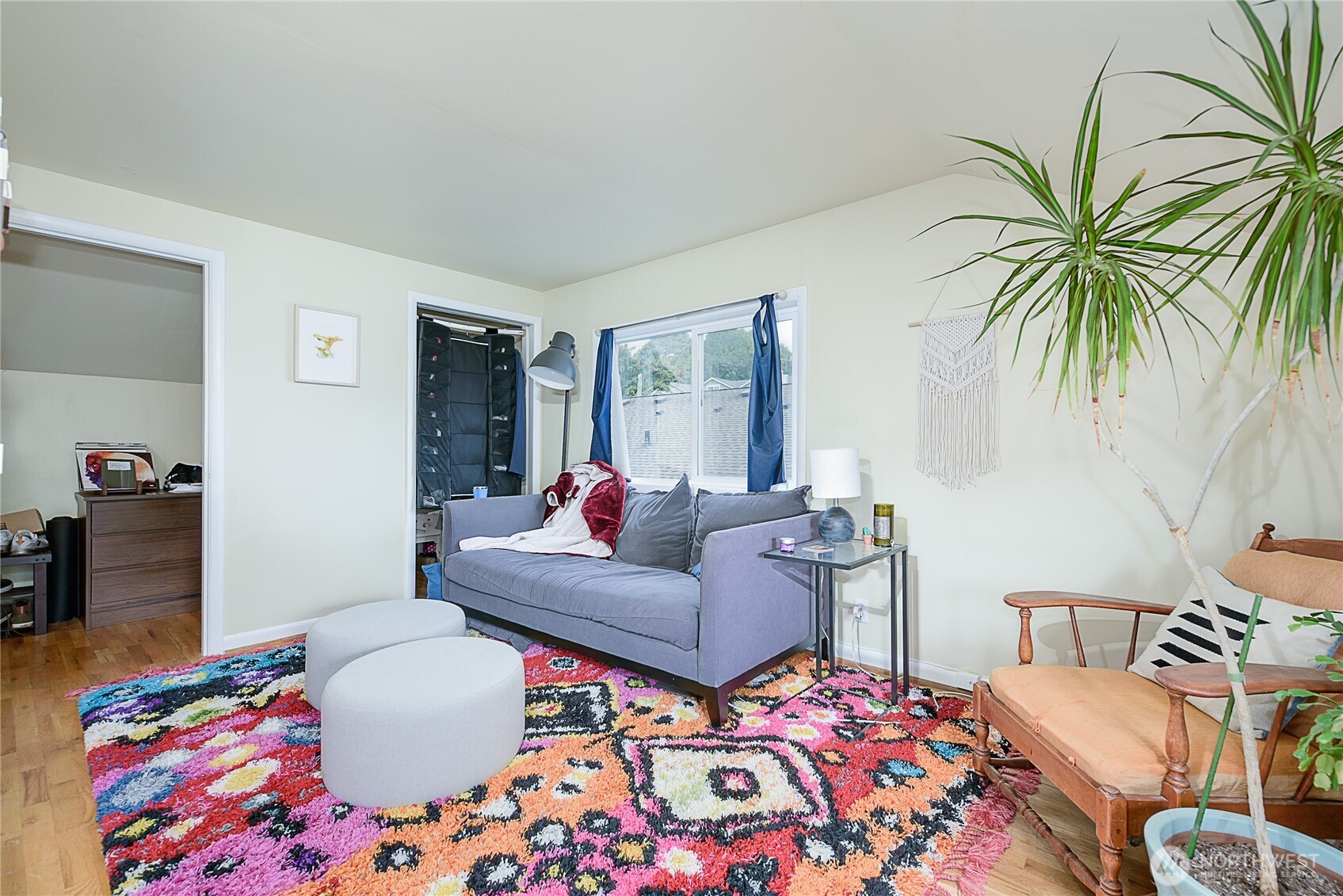 910 East Prospect Street Seattle, WA 98102 - Photo 14 of 25 a living room with furniture and a rug