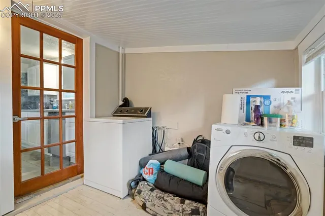 a view of livingroom with washer and dryer