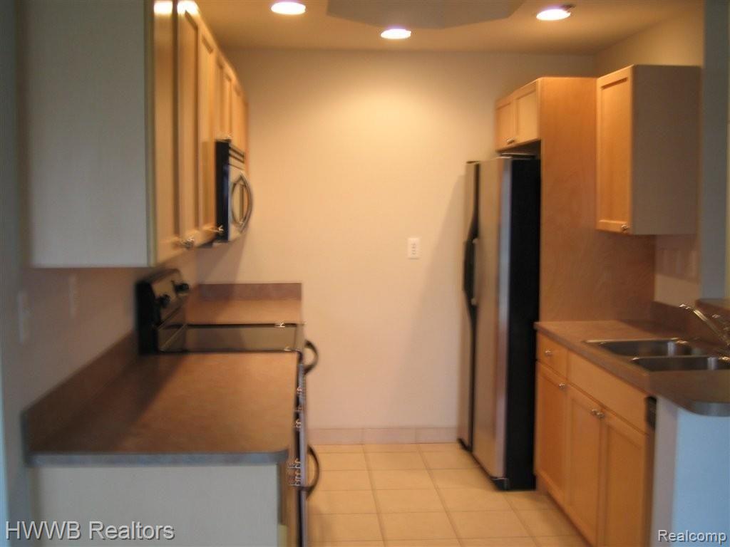 2711 East Maple Road Birmingham, MI 48009 - Photo 5 of 5 Unit 2737 Kitchen