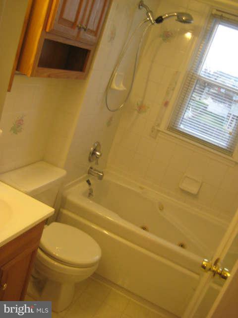 7444 Lawrence Road Baltimore, MD 21222 - Photo 13 of 30 Bath with jacuzzi tub