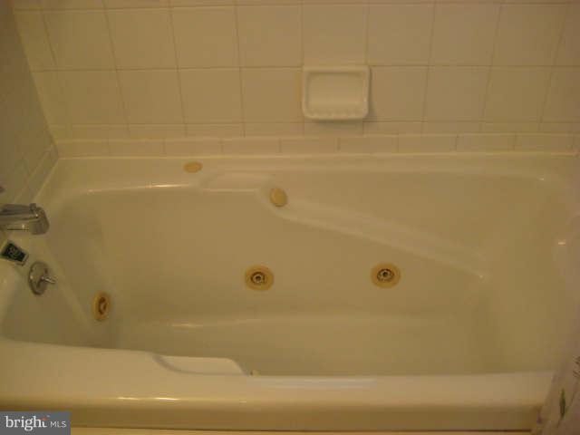 7444 Lawrence Road Baltimore, MD 21222 - Photo 14 of 30 Bath tub