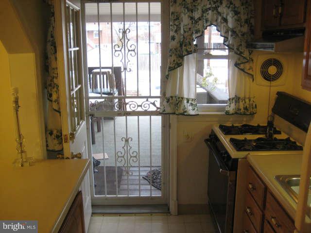 7444 Lawrence Road Baltimore, MD 21222 - Photo 4 of 30 Kitchen