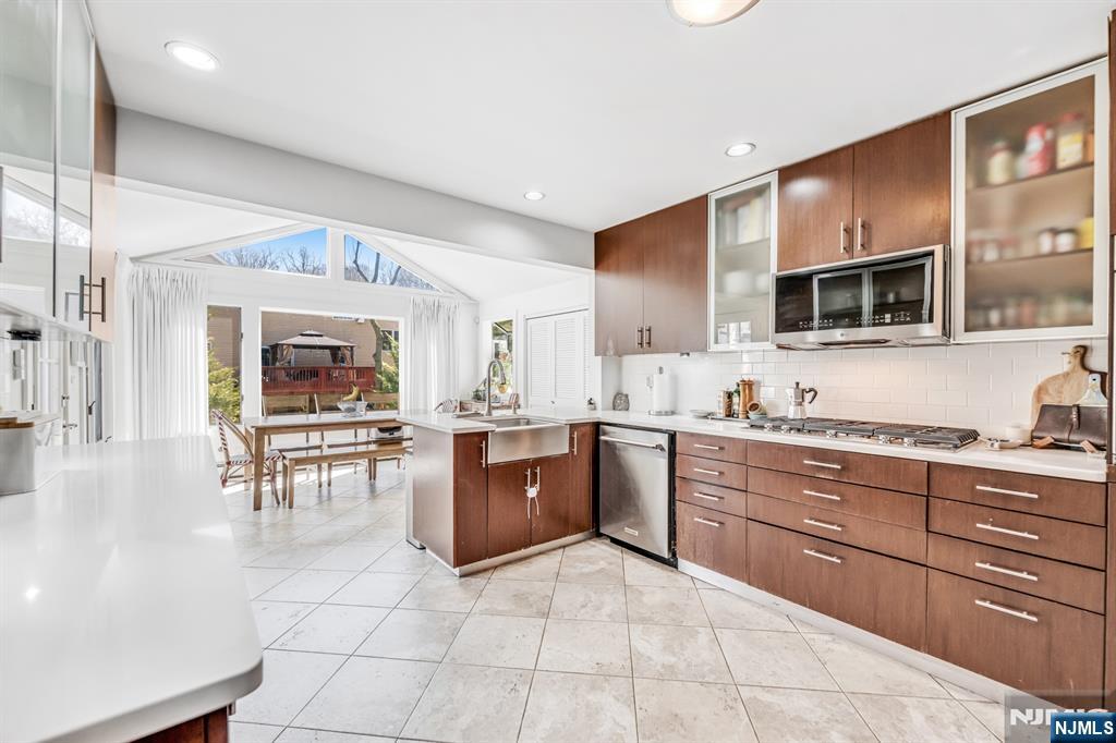 408 Chelsea Street Paramus, NJ 07652 - Photo 11 of 49