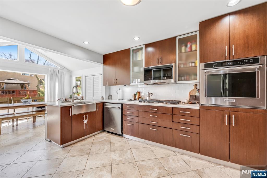 408 Chelsea Street Paramus, NJ 07652 - Photo 14 of 49