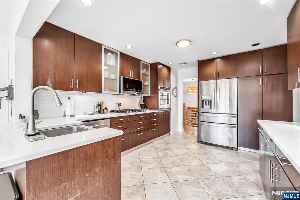 408 Chelsea Street Paramus, NJ 07652 - Photo 15 of 49