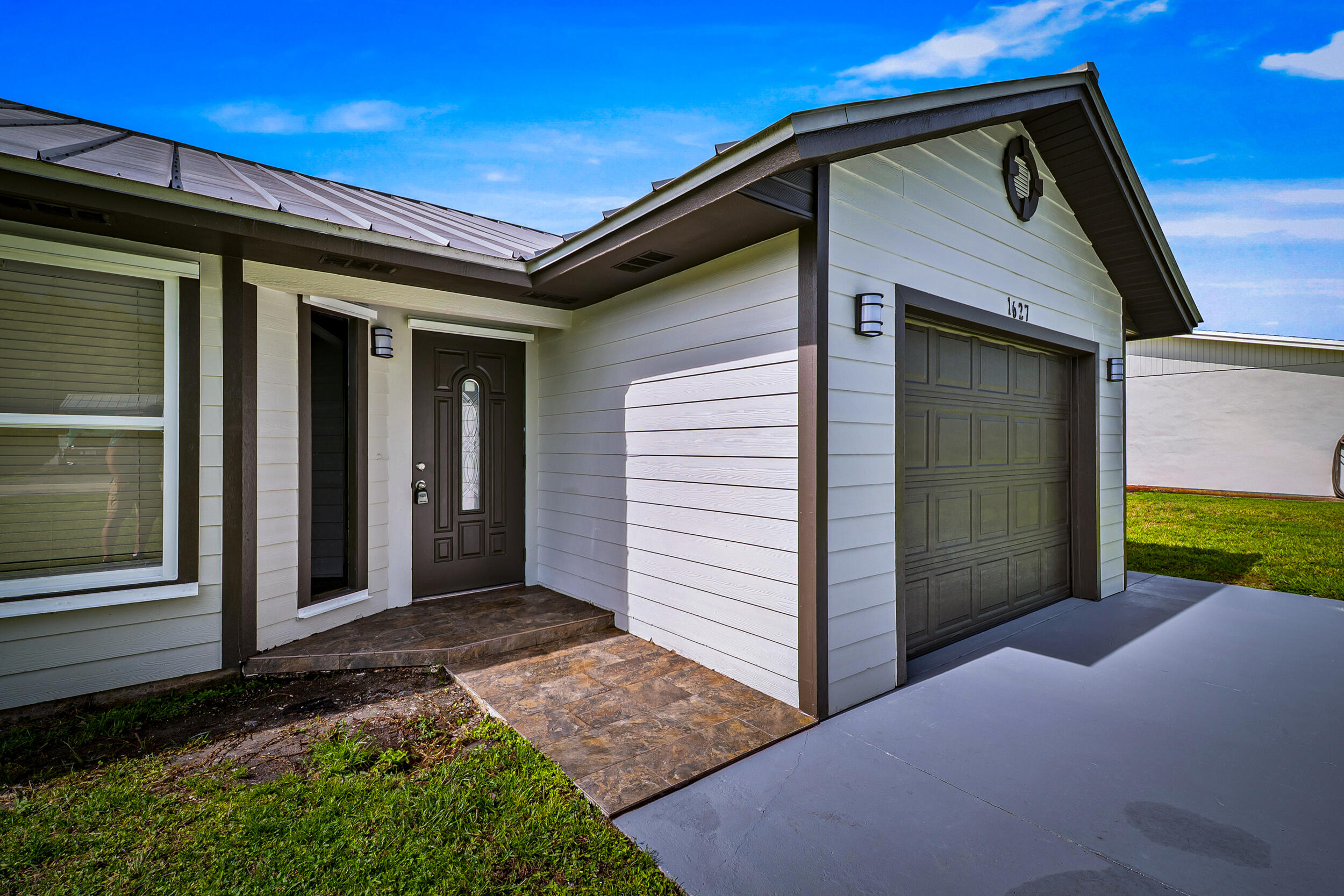 1627 Southeast Monroe Street Stuart, FL 34997 - Photo 4 of 33 a view of a back yard of the house