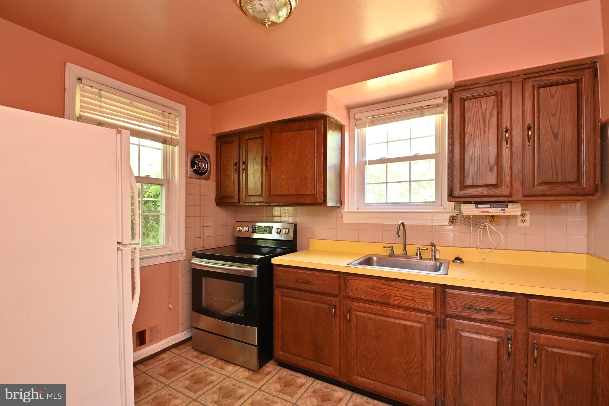 816 Chillum Road Hyattsville, MD 20783 - Photo 4 of 19 Kitchen
