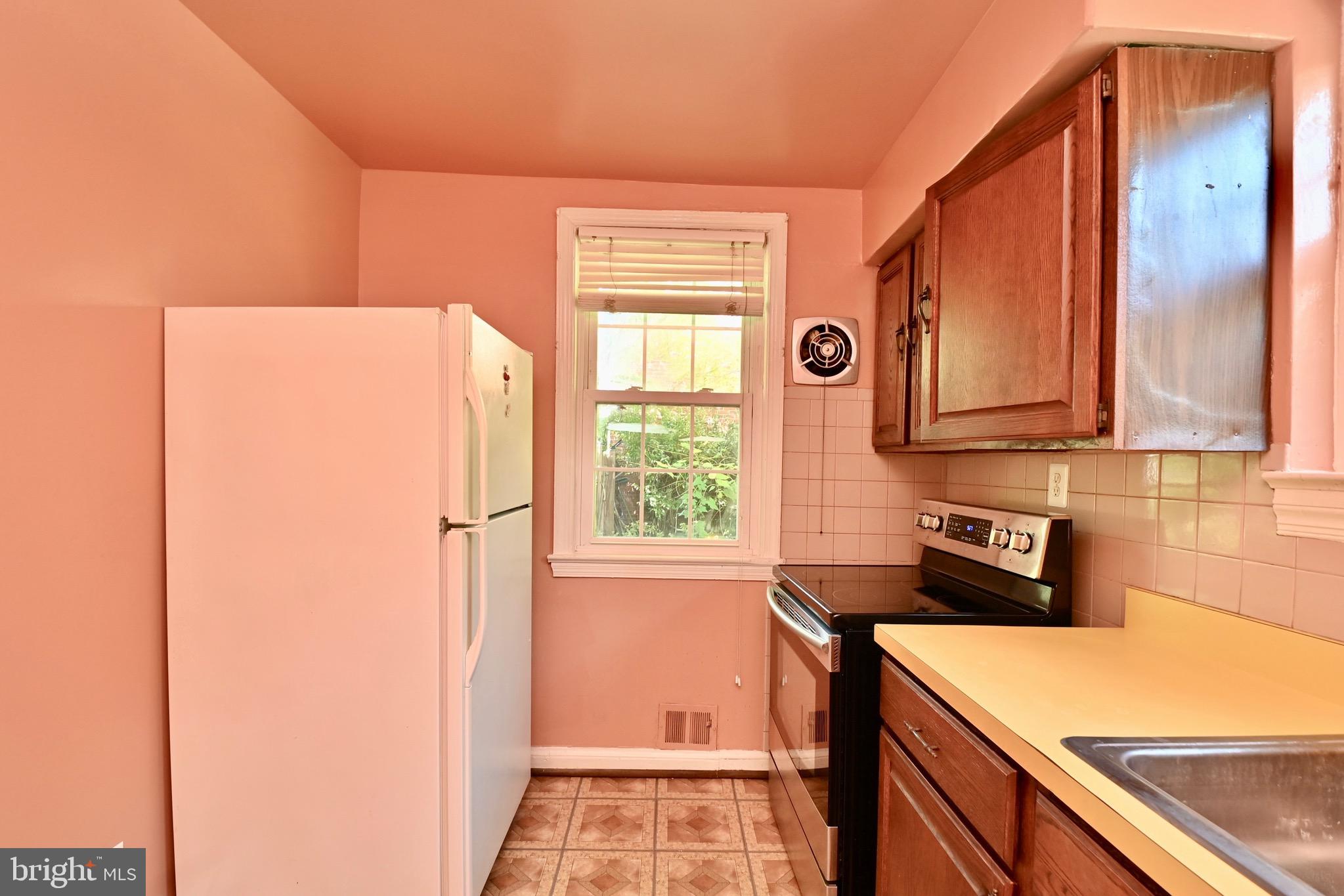 816 Chillum Road Hyattsville, MD 20783 - Photo 5 of 19 Kitchen
