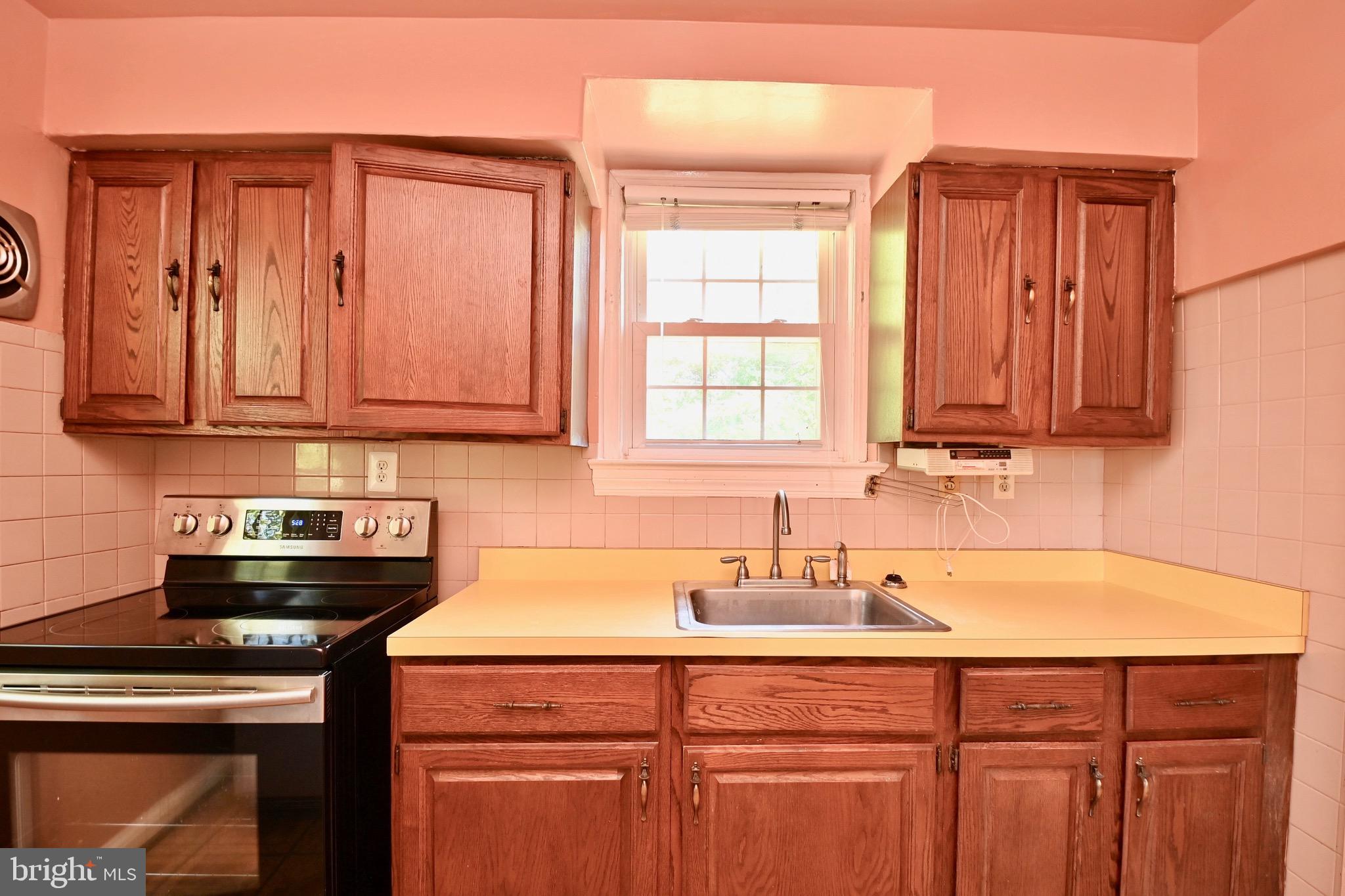 816 Chillum Road Hyattsville, MD 20783 - Photo 6 of 19 Kitchen