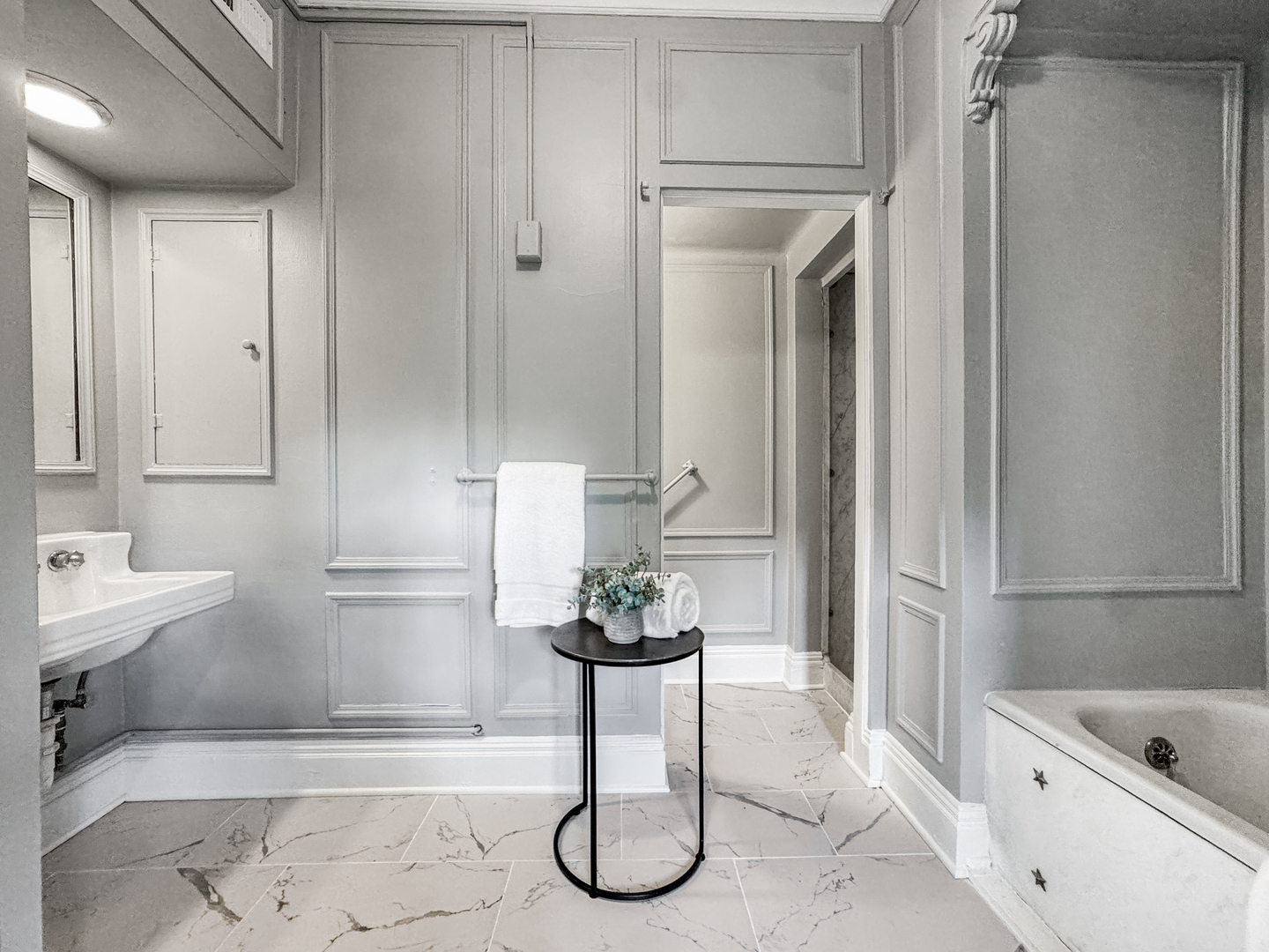 141 Loretto Court Wheaton, IL 60189 - Photo 33 of 46 a bathroom with a tub sink and toilet