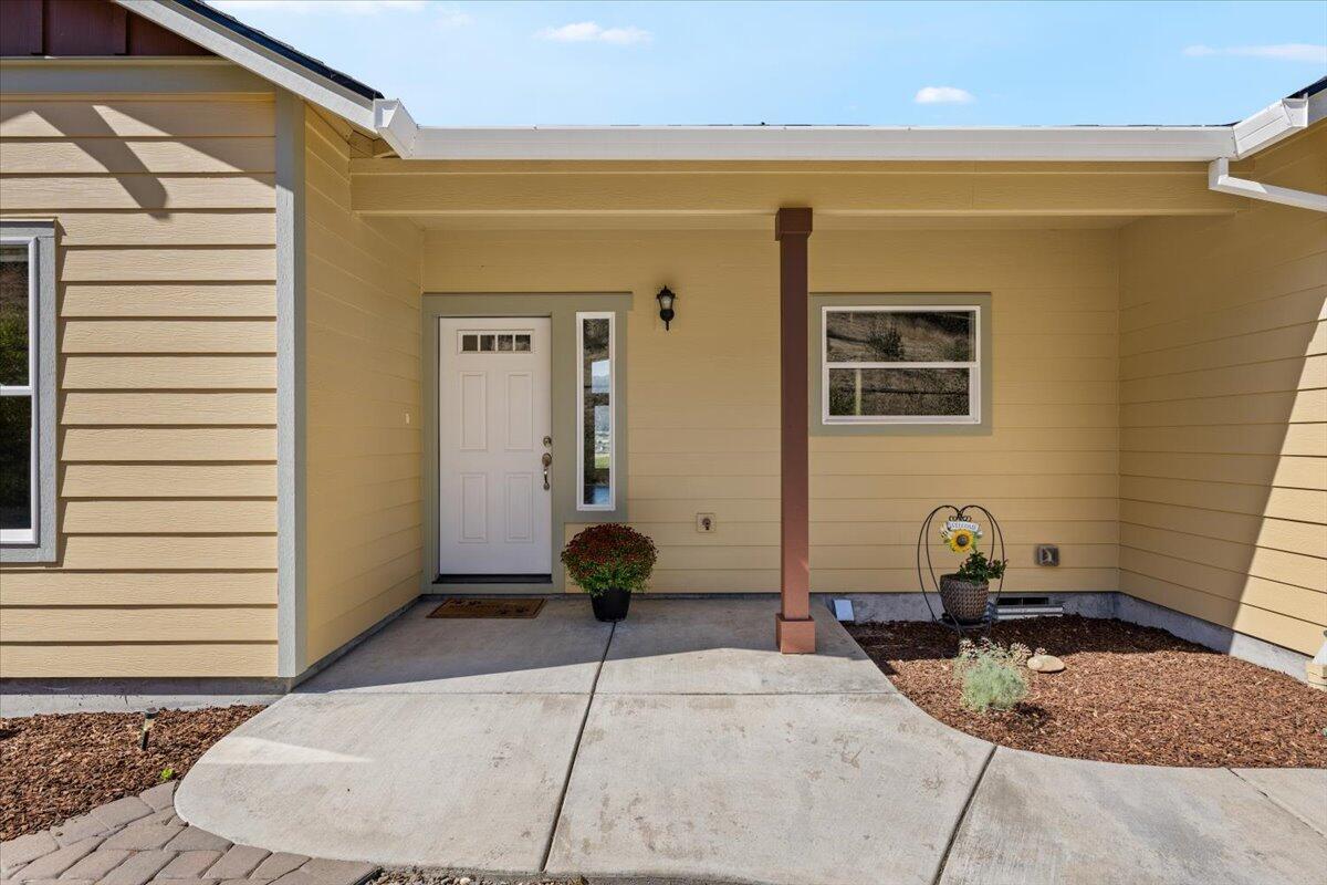 4856 Payne Road Medford, OR 97504 - Photo 16 of 49 Covered front entrance