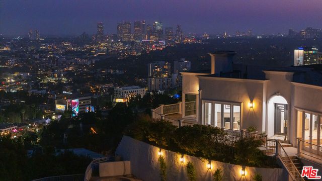 a picture of city view