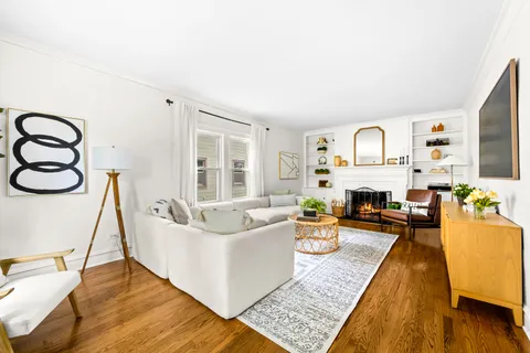 $529,000 | 1325 East Walnut Avenue, Des Plaines, IL 60016