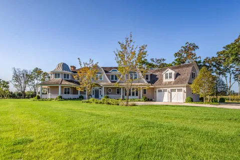 a view of a house with a big yard