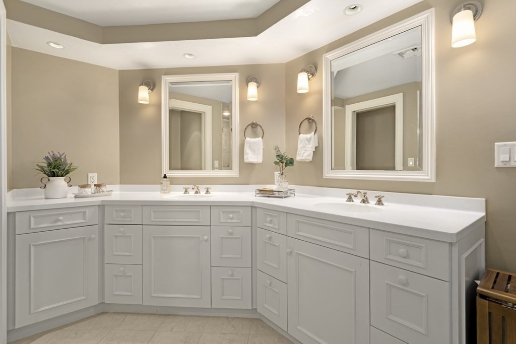 81 Algonquin Road, Unit 81 Newton, MA 02467 - Photo 22 of 40 a bathroom with a sink and a mirror