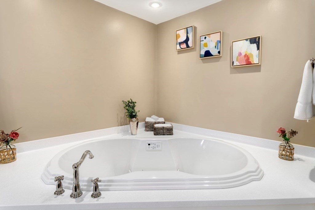 81 Algonquin Road, Unit 81 Newton, MA 02467 - Photo 24 of 40 a bathroom with a bathtub